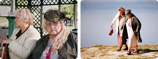 У реки